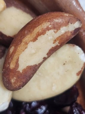 Tabağında fındık olan lezzetli bir çikolatalı kekin yakın çekimi.