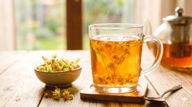 Masada bir bardak çay ve çay.