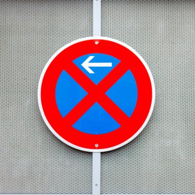 Kırmızı daire, mavi arkaplan, kırmızı x ve beyaz ok yasaklama işaretini gösteriyor