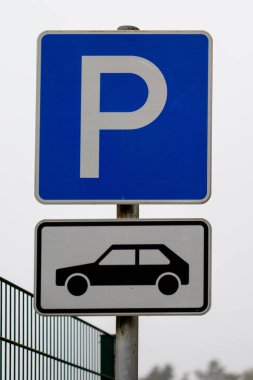 Beyaz 'P' ile mavi park levhası ve sürücüler için siyah araba sembolü