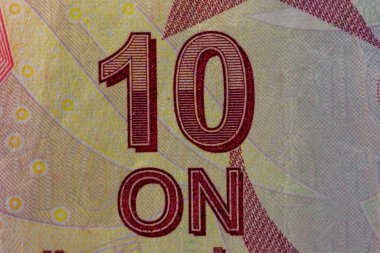 10 ve mikro baskı güvenlik elemanlarını gösteren bir para birimi banknotunun yakın görüntüsü
