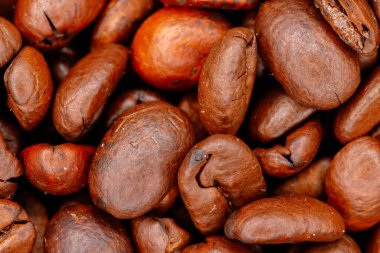 Kavrulmuş kahve çekirdekleri ayrıntılı bir arka plan oluşturuyor.