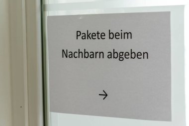Komşuya paket teslimatı için talimat veren Almanca işaret