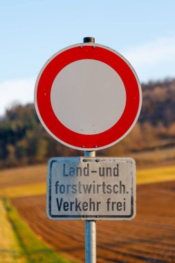 Alman trafik levhası, kırsal alanların yanında tarım ve ormancılık dışında girişi yasaklıyor