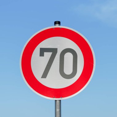 Yuvarlak trafik işareti en fazla 70 hız limitini gösteriyor