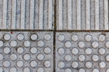 Körler ve görme engelliler için yol gösterici ve uyarıcı olarak kullanılan dokunsal döşemeler.