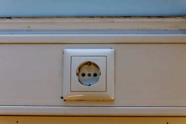 Duvara enerji sağlayan beyaz elektrik prizi