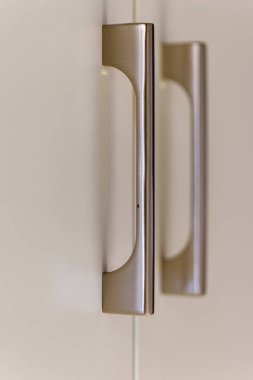 Fırçalanmış metal kabin kulpları depolama mobilyaları için çağdaş bir detay sağlıyor