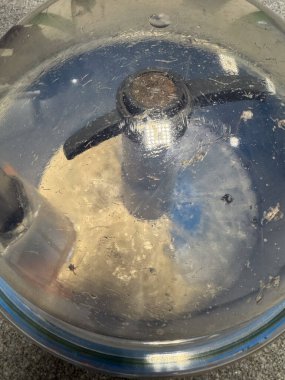 Gıda işlemci kapağı hamuru içine karıştırıyor, doku ve yansımaları gösteriyor