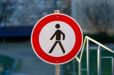 Yasak bir yaya sembolü gösteren yuvarlak trafik işareti