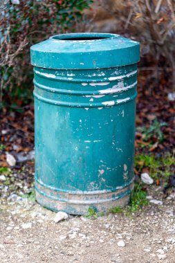 Yeşil atık konteyneri parktaki boyayı gösteriyor