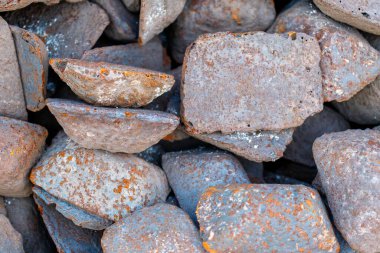 Domuz demiri külçeleri metalurji endüstrisi için hammaddeyi gösteriyor