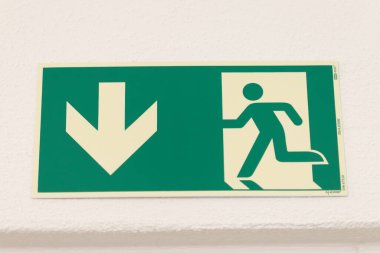 Parlak efektli bir acil durum çıkışına doğru giden yeşil ve beyaz resim.