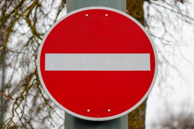 Beyaz yatay çubuklu kırmızı bir daire gösteren giriş yolu işareti yok