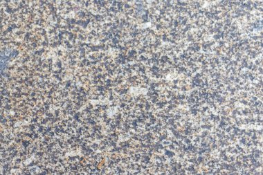 Sert granit taş yüzeyi doğal dokuyu ve yapı malzemesini gösteriyor.