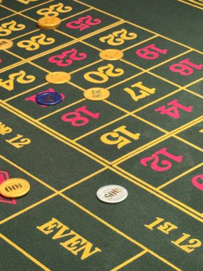Rulet masasında kumar fişleri, kumar, şans ve eğlenceyi temsil ediyor.