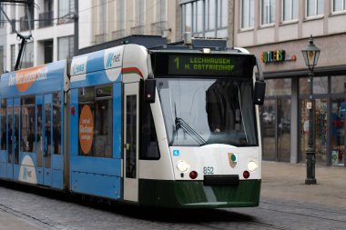 Augsburg tramvayı şehir caddesinde ilerliyor.