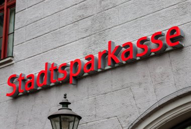 Alman finans ve bankacılığı temsil eden bir binanın ön cephesinde Stadtsparkasse banka tabelası görünüyor