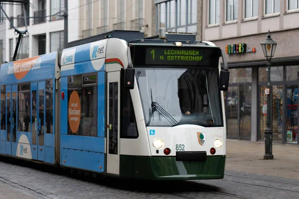 Augsburg tramvayı şehir caddesinde ilerliyor.