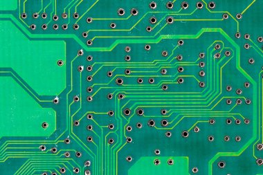 Dijital veri bağlantılarını gösteren sarı izli yeşil devre kartı