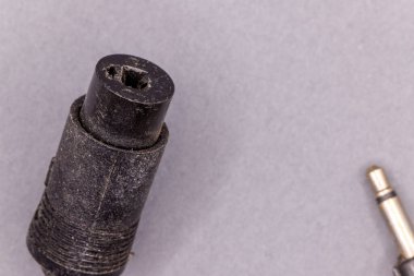 Eski, tozlu, siyah sesli, arka planda küçük altın sesli bir bağlantı.