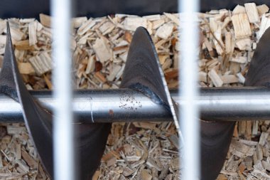 Çevre dostu biyokütle ısıtma sistemi için tahta çiplerini hareket ettiren çivi vileme mekanizması