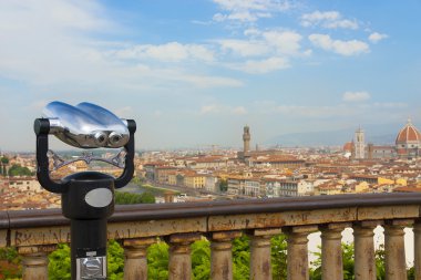 Santa Maria del Fiore (Duomo) ve Santa Maria Novella Bazilikası turistik dürbün, Floransa önünde katedral. İtalya.