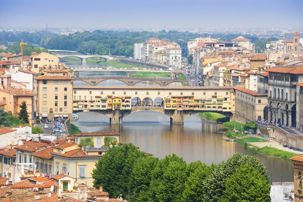 Мост Понте Веккьо во Флоренции, Италия — стоковое фото