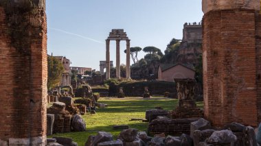 Roma Forumu 'nun kalıntıları. Eski şehrin kalıntılarını sütunların arka planıyla karşılaştır