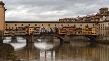 Floransa 'daki Arno nehrinin üzerindeki Ponte Vecchio köprüsü.
