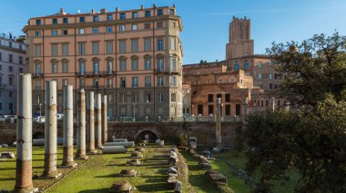 Roma mimarisinin arka planına karşı Trajan Forumu 'nda Colonnade. İmparatorluk forumları