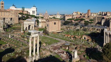 Roma Forumu 'nun kalıntıları. Arka planda Santi Luca ve Martin 'in oynadığı Bazilika Julia manzarası
