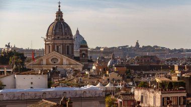 Roma 'daki çatılarda Bazilika dei Santi Ambrogio ve Carlo al Corso manzarası