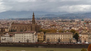 Santa Croce di Firenze Bazilikasının sonbahar manzarası