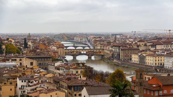 Панорамний Осінній Вид Флоренції Мосту Понте Векчу Похмурий День — стокове фото