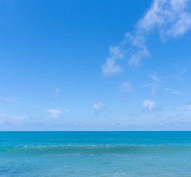 Derin mavi deniz ve mavi gökyüzü ve ince kabarık bulutlar Tayland 'ın güneyindeki Phuket denizinde mavi doğal arkaplan dokusu olarak kullanıldı..