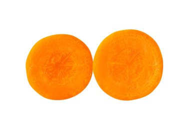 Yığındaki turuncu havuç dilimlerinin üst görünümü kırpma yolu ile beyaz arkaplanda izole edilir.