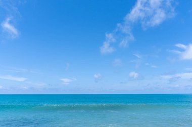 Derin mavi deniz ve mavi gökyüzü ve ince kabarık bulutlar Tayland 'ın güneyindeki Phuket denizinde mavi doğal arkaplan dokusu olarak kullanıldı..