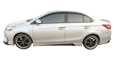 Beyaz spor arabasının sol tarafı kırpma yolu ile beyaz arka planda izole edilmiştir.