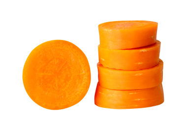 Yığındaki turuncu havuç dilimlerinin yan görünümü ve set png dosya biçiminde kırpma yolu ile izole edilir.