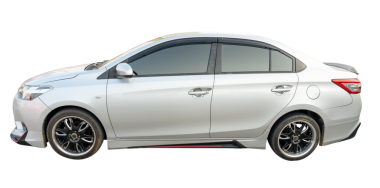 Beyaz spor arabasının sol tarafı png dosya biçiminde kırpma yolu ile izole edilmiştir.