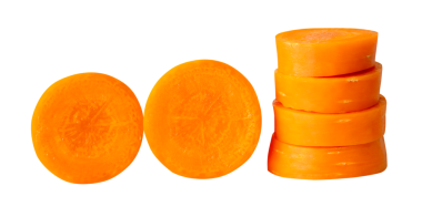 Yığındaki turuncu havuç dilimlerinin yan görünümü ve set png dosya biçiminde kırpma yolu ile izole edilir.