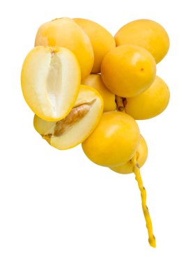 Taze, olgun, sarı, Barhi hurma palmiyesi meyveleri üst üste yığılır ve beyaz arka planda kırpma yolu ile izole edilir. Müslümanlar için Ramazan ayında iftar yemeği kavramı