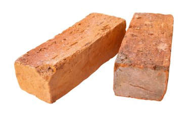 Yığındaki iki çatlamış kırmızı ya da turuncu tuğlanın yan görünümü kırpma yolu ile beyaz arkaplanda izole edilmiştir..