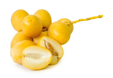 Taze, olgun, sarı, Barhi hurma palmiyesi meyveleri üst üste yığılır ve beyaz arka planda kırpma yolu ile izole edilir. Müslümanlar için Ramazan ayında iftar yemeği kavramı