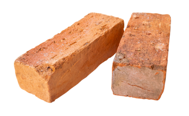 Yığındaki iki çatlamış eski kırmızı veya turuncu tuğlanın yan görünümü png dosya biçiminde kırpma yolu ile izole edilmiştir.
