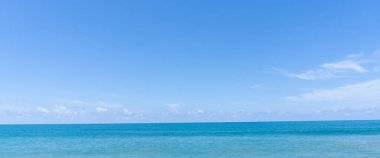 Derin mavi deniz ve mavi gökyüzü ve ince kabarık bulutlar Tayland 'ın güneyindeki Phuket denizinde mavi doğal arkaplan dokusu olarak kullanıldı..