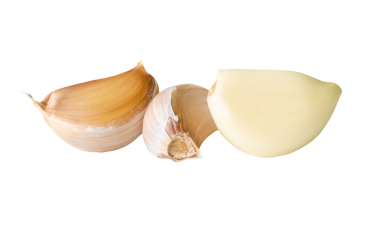 Kümelenmiş üç sarımsak karanfilinin yan görünümü png dosya biçiminde kırpma yolu ile izole edilmiştir.