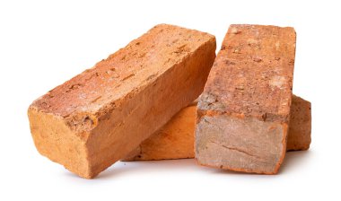 Yığındaki üç çatlamış kırmızı ya da turuncu tuğlanın yan görünümü kırpma yolu ile beyaz arkaplanda izole edilmiştir.