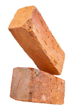 Yığındaki iki çatlamış kırmızı ya da turuncu tuğlanın yan görünümü kırpma yolu ile beyaz arkaplanda izole edilmiştir..